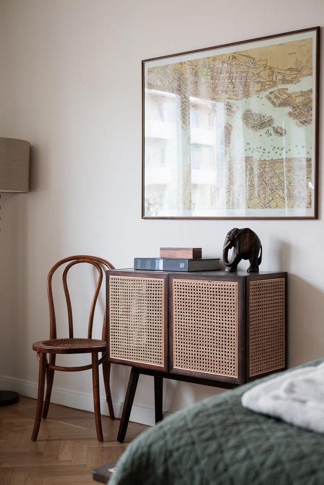 Stockholm studio apartment, 140 cm bed, dining table for two, compact kitchen, armchair, hallway
