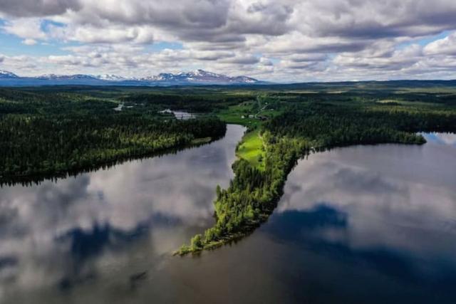 Vardagsrum med kokvrå och bergsutsikt i Åre-lägenhet