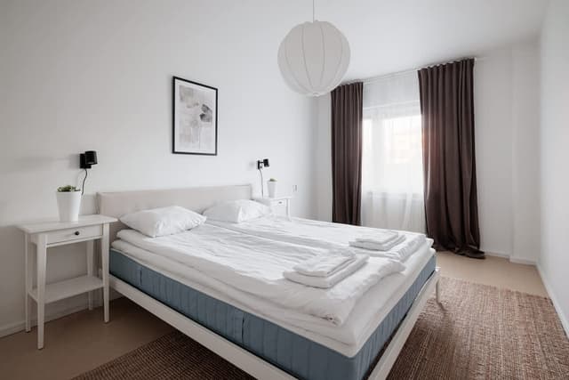 Interiörvy av en SoFo-lägenhet i Stockholm med bäddsoffa, sovrumslådor och arbetsplats