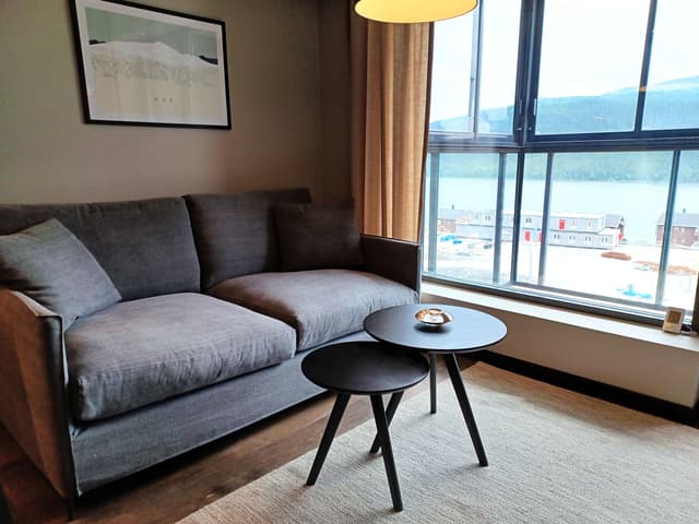 Inglasad balkong i söderläge med fjäll- och Åresjöutsikt, studio på våning 4 i View Åre nära VM8, Åre