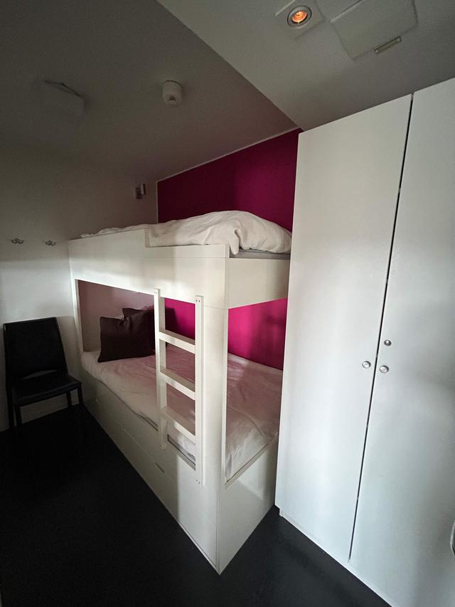 Åre ski-in/ski-out-lägenhet: vardagsrum med bergsutsikt, matplats och kök, master bedroom, sovrum 2, badrum