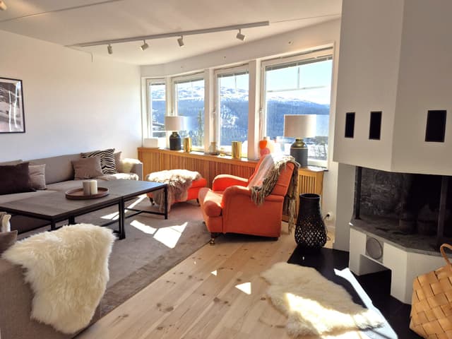 Ski-lägenhet i två plan nära Bergbanan, Fjällängen, med bastu, öppen spis och balkong i söderläge