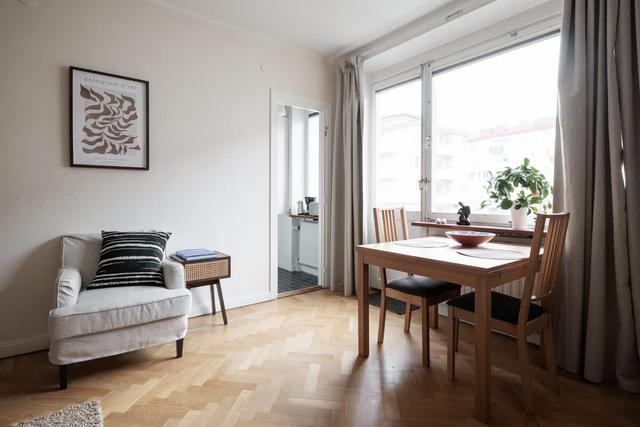 Stockholm studio apartment, 140 cm bed, dining table for two, compact kitchen, armchair, hallway
