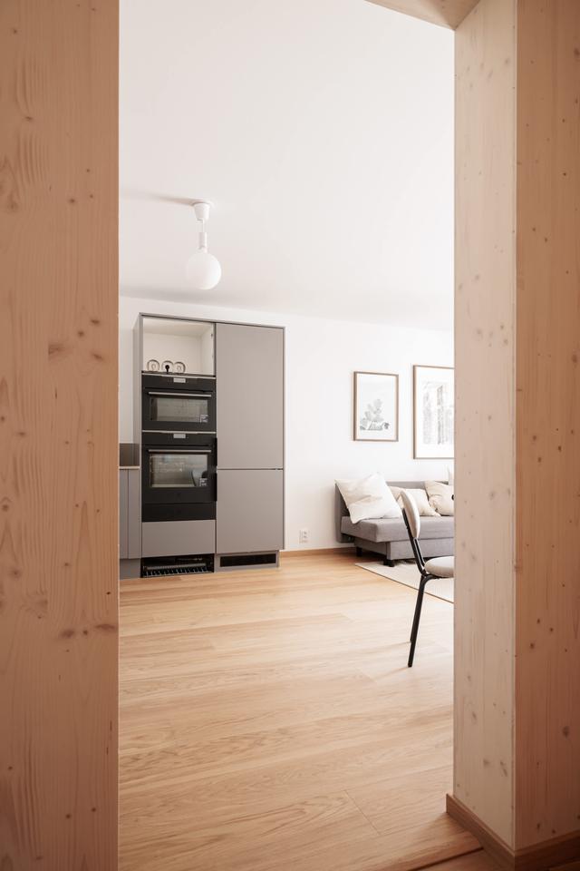 Modern lägenhetsinteriör och privat uteplats på Kungsholmen.