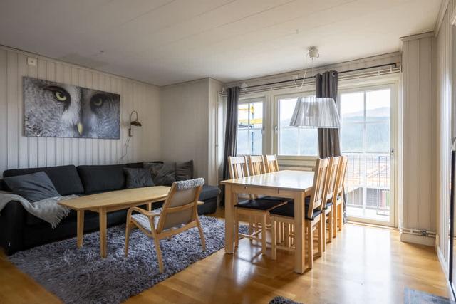 Vardagsrum och kök i Åre Fjällby lägenhet, master sovrum, barnrum med våningssäng, balkongutsikt