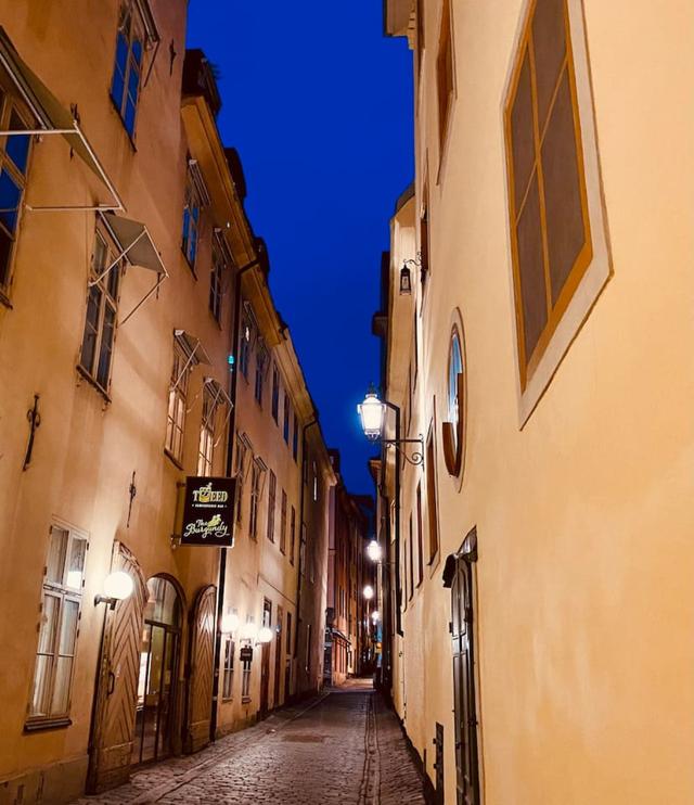 Vardagsrum med stora fönster i Stockholms Gamla Stan