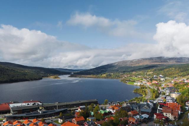 Mysigt vardagsrum i Åre-lägenhet med TV