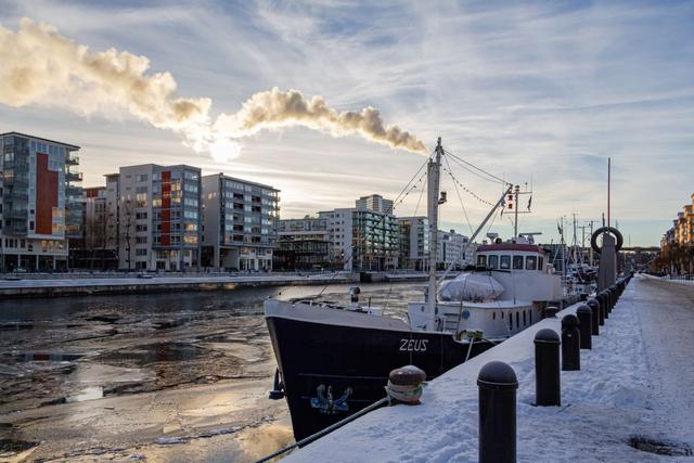 Vardagsrum med bäddsoffa i studio i Södermalm.