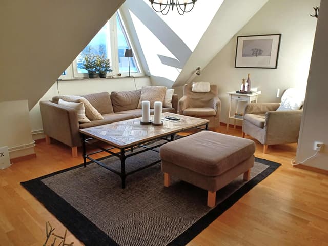 Two-story top-floor apartment in central Åre near ski lifts, with sauna, ski storage and garage parking