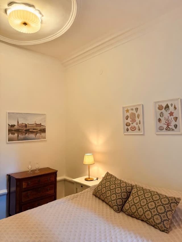 1 rok i Gamla stan med modernt kök och stora fönster mot gågata