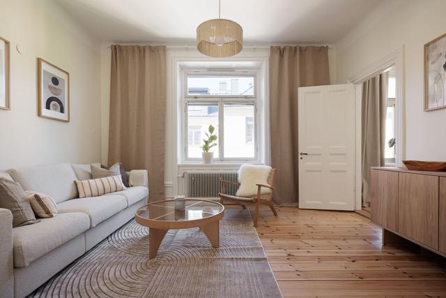 Ljust vardagsrum i rymlig historisk lägenhet på St. Eriksplan, Stockholm