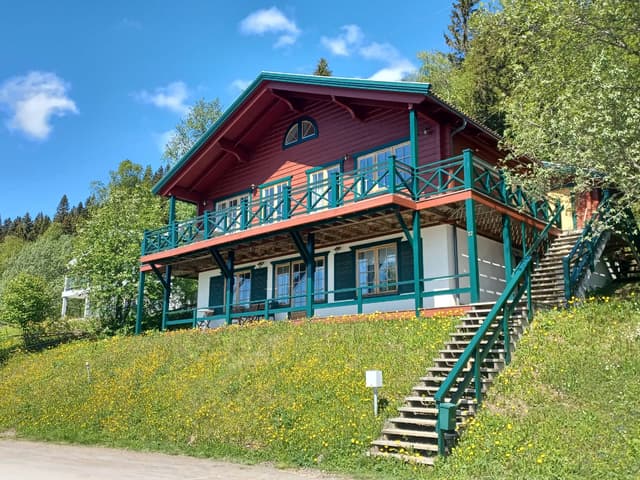 Rymlig lägenhet i Åre med södervänd uteplats med sjöutsikt, privat bastu och skidförråd
