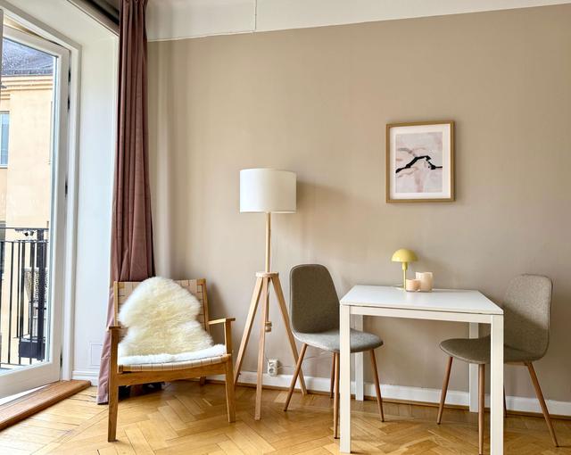 Mysig studio på Södermalm med balkong och kokvrå nära Vitabergsparken, Stockholm.