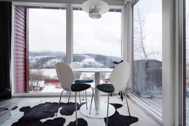 Panoramic Åre Lake views from cozy mountain retreat.