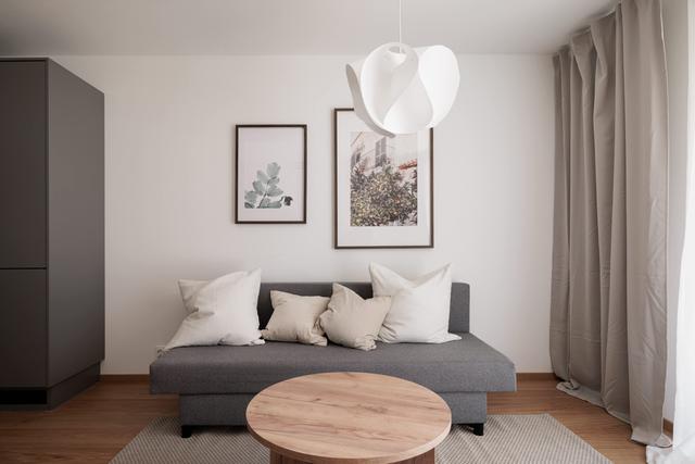 Modern lägenhetsinteriör och privat uteplats på Kungsholmen.