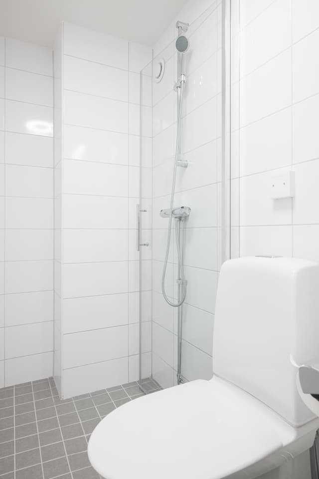 Enrummare i Sundbyberg, Stockholmsområdet, nära caféer, parker och butiker