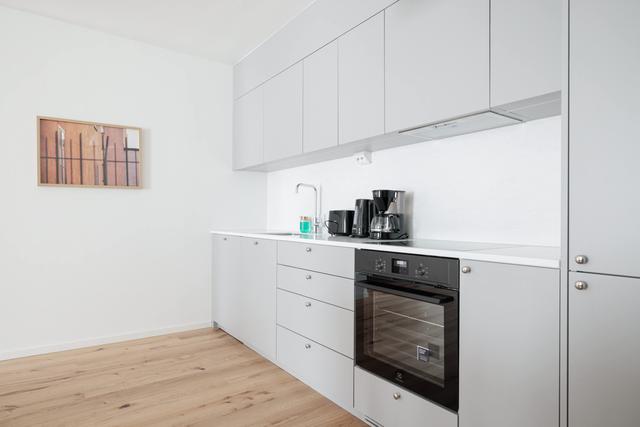 Balkongutsikt från modern SoFo-lägenhet i Södermalm, Stockholmsstad