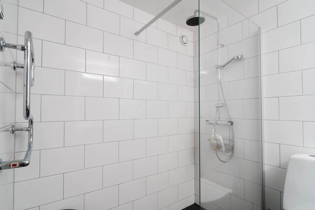 Mysigt vardagsrum i Åre-lägenhet, modern matplats och kök, master sovrum och sovrum 2