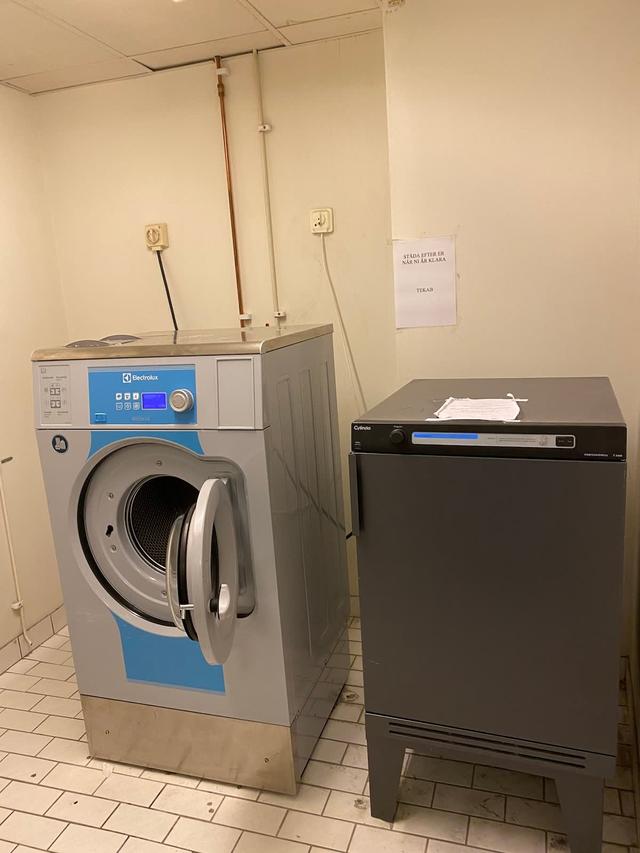 Vardagsrum i Södermalmslägenhet med matbord, bäddsoffa och läshörna