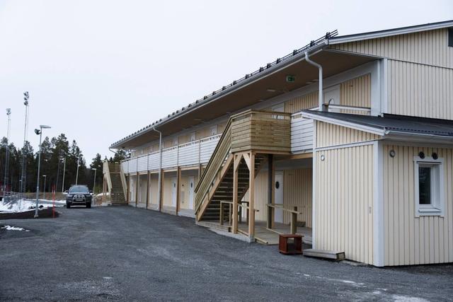 Open-plan studio with kitchen and dining area in Östersund