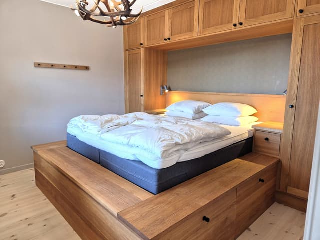 Ski-lägenhet i två plan nära Bergbanan, Fjällängen, med bastu, öppen spis och balkong i söderläge