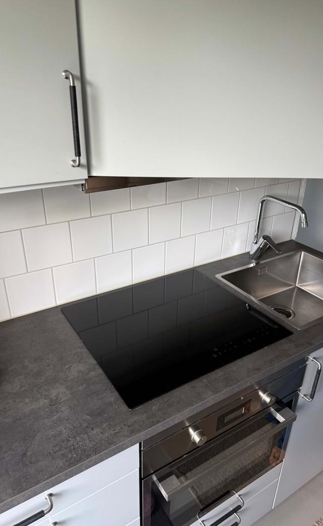 Soffa i bottenvåningslägenhet i Råsunda, Solnas lummiga bostadsområde