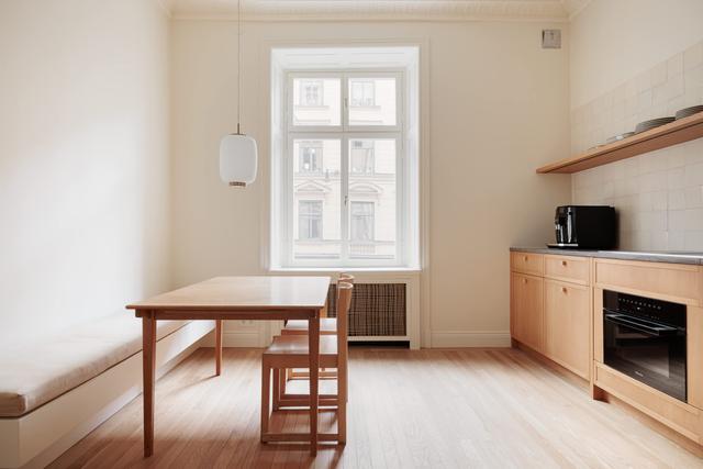 Skandinavisk lägenhetsinteriör med privat balkong i Östermalm, Stockholm
