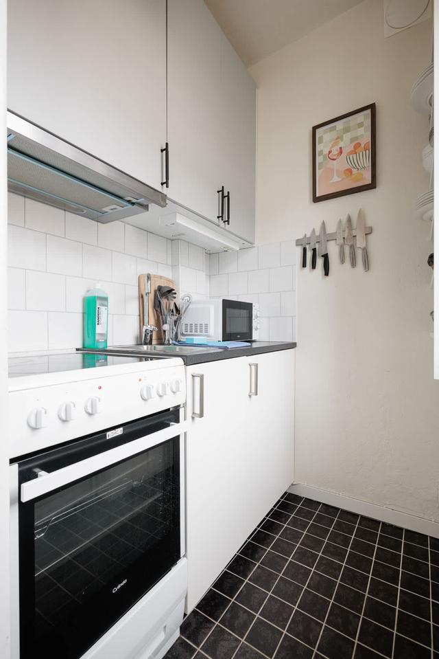Stockholm studio apartment, 140 cm bed, dining table for two, compact kitchen, armchair, hallway
