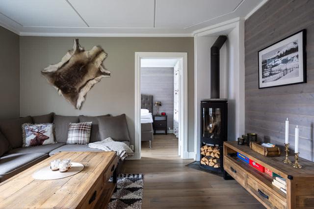 Åre skidhus exteriör, vy från balkong, bastu interiör, privat parkering