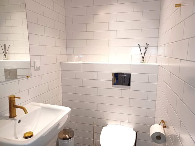 Modern lägenhet i Åre nära torget med öppen spis, privat bastu, balkong och nära till liftar.