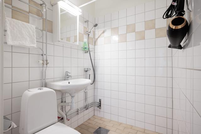 Studiointeriör, pentry, mysigt allrum, lokala kaféer och butiker i närheten, Sundbyberg