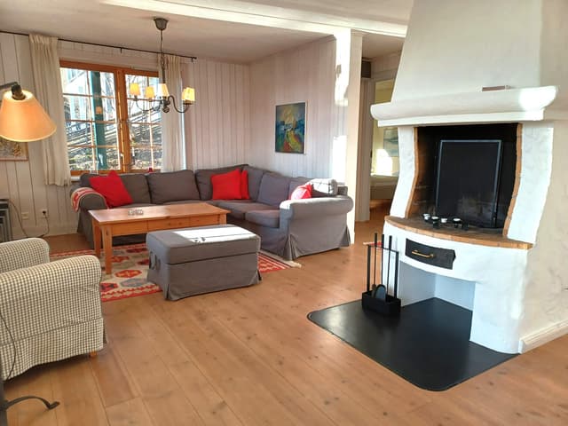 Spacious apartment in Åre with south-facing lake-view patio, private sauna, and ski storage