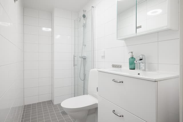 Enrummare i Sundbyberg, Stockholmsområdet, nära caféer, parker och butiker