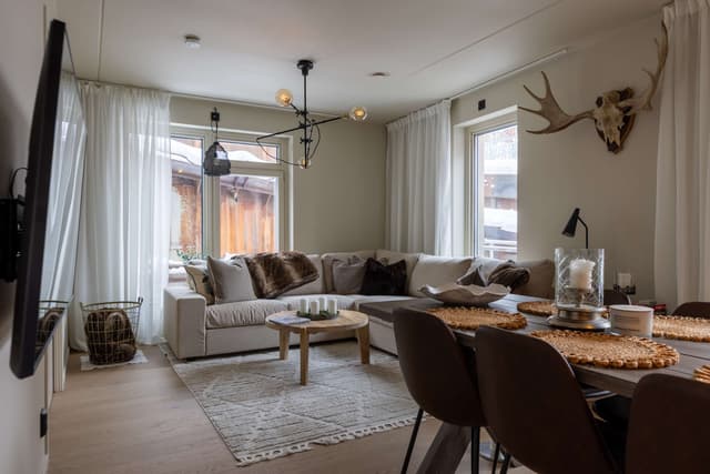 Familjevänlig tvårumslägenhet i Åre centrum med bastu, dubbla badrum och skidförråd