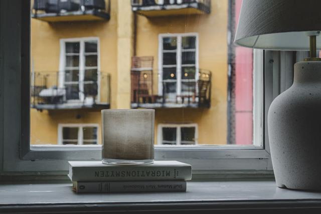 Mysigt vardagsrum med bäddsoffa i lägenhet i Vasastan, Stockholm