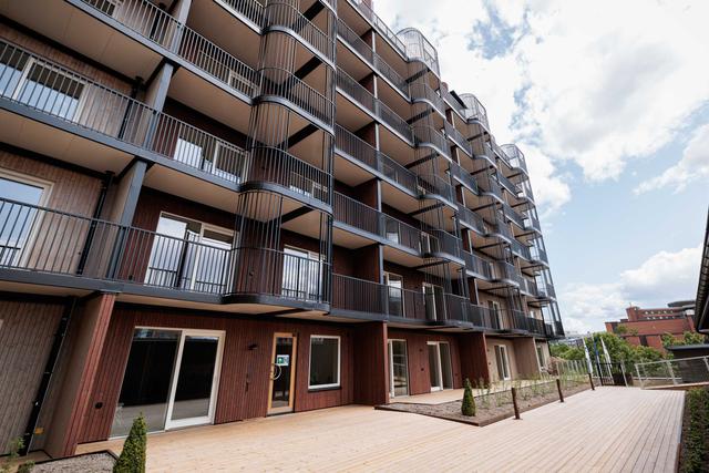 Modern lägenhetsinteriör och privat uteplats på Kungsholmen.