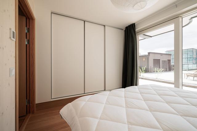 Modern lägenhetsinteriör och privat uteplats på Kungsholmen.