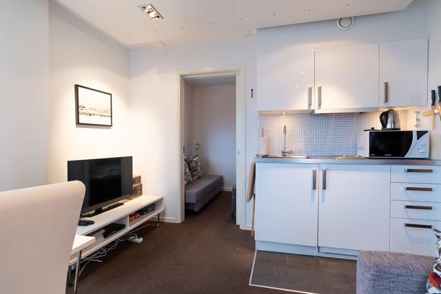 Living room with kitchenette and dining area, Åre apartment.