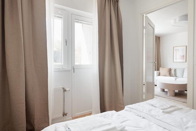 Ljust vardagsrum, modernt kök, mysigt sovrum och fräscht badrum i SoFo-lägenhet, Stockholm