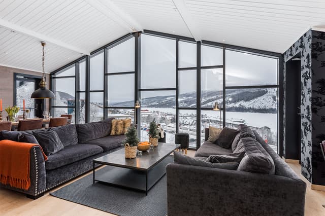 Rymlig lägenhet i Åre med stora fönster, bastu, öppen spis och balkonger nära skidåkning och centrum