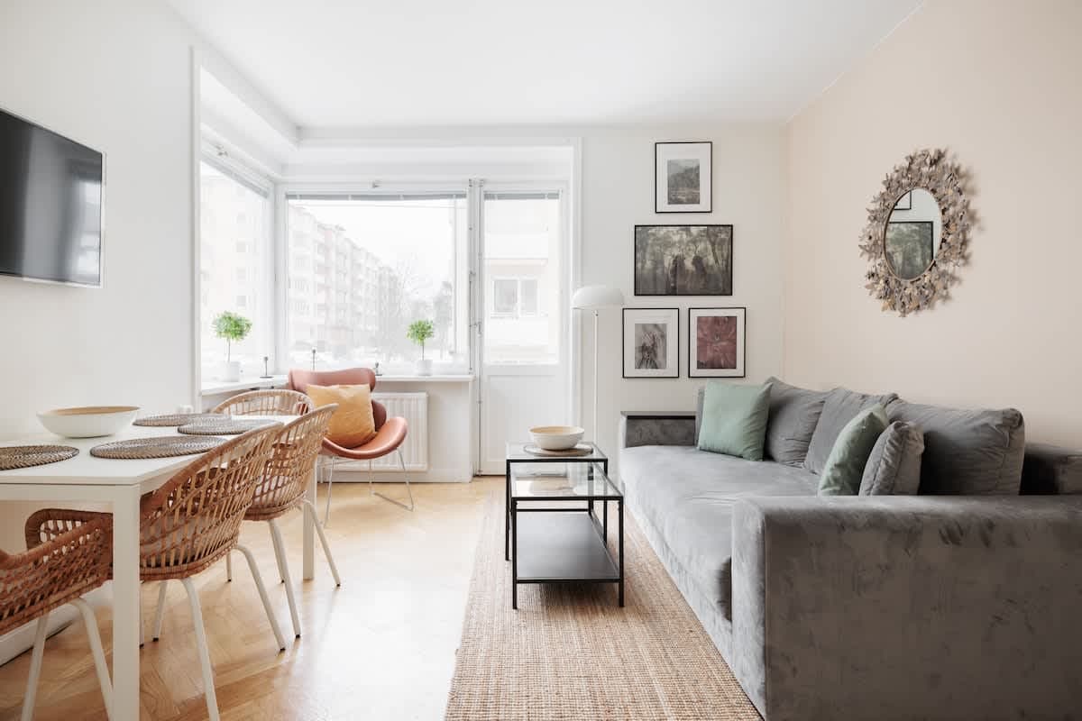 Vardagsrum med 160 cm bäddsoffa i Stockholmslägenhet