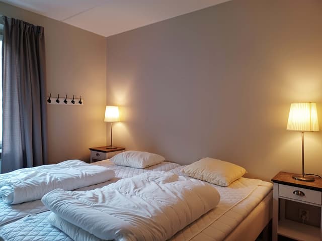 Lägenhet i centrala Åre med bastu, tre sovrum, skidförråd och torkskåp, nära liftar och restauranger.