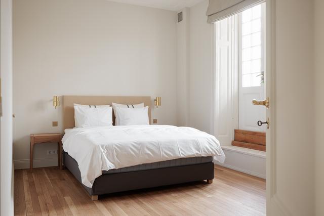 Skandinavisk lägenhetsinteriör med privat balkong i Östermalm, Stockholm