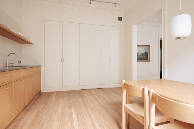 Skandinavisk lägenhetsinteriör med privat balkong i Östermalm, Stockholm