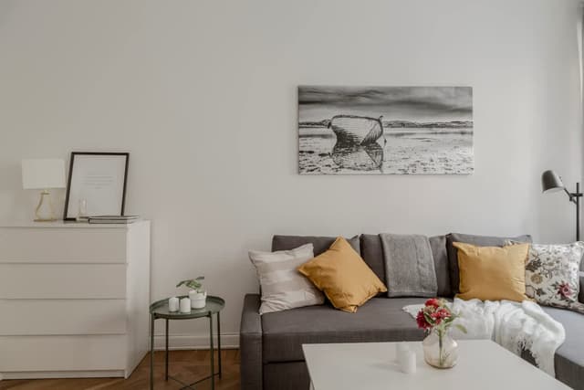 Enrumslägenhet interiör, högt i tak, trägolv, SoFo Stockholm, nära Vitabergsparken