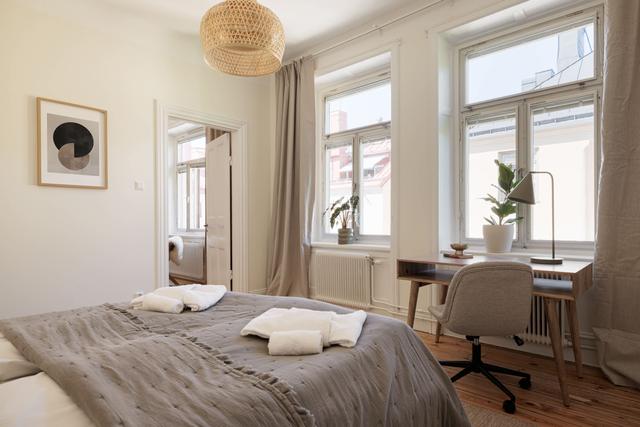 Ljust vardagsrum i rymlig historisk lägenhet på St. Eriksplan, Stockholm
