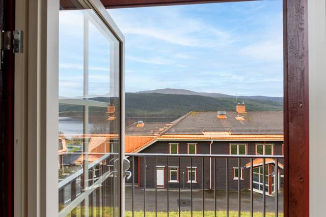 Vardagsrum och kök i Åre Fjällby lägenhet, master sovrum, barnrum med våningssäng, balkongutsikt