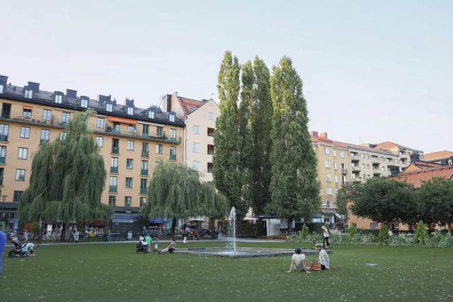 Södermalm apartment: kitchen with breakfast bar, bedroom, dining area, living room, floor plan, bathroom, balcony