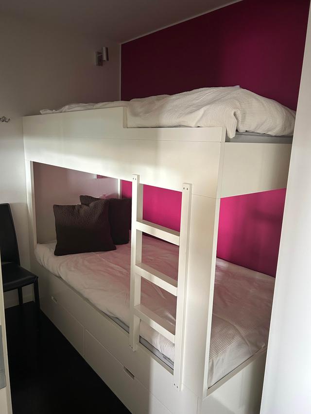 Åre ski-in/ski-out-lägenhet: vardagsrum med bergsutsikt, matplats och kök, master bedroom, sovrum 2, badrum