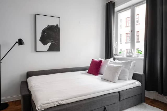 Enrumslägenhet interiör, högt i tak, trägolv, SoFo Stockholm, nära Vitabergsparken